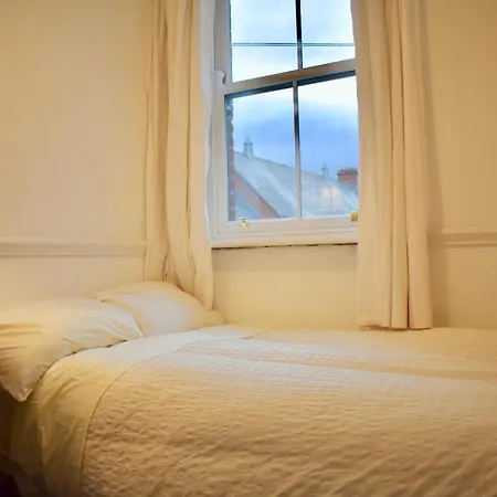 Beautiful 3 Bedroom Terraced House With Garden 아파트 더블린