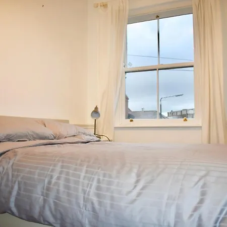 아파트 Beautiful 3 Bedroom Terraced House With Garden