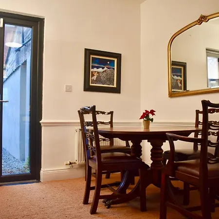 Beautiful 3 Bedroom Terraced House With Garden *