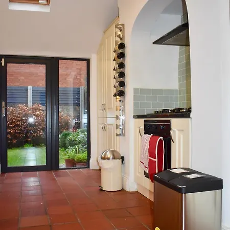 Beautiful 3 Bedroom Terraced House With Garden 아파트 *