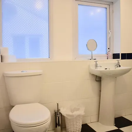 アパート Beautiful 3 Bedroom Terraced House With Garden ダブリン